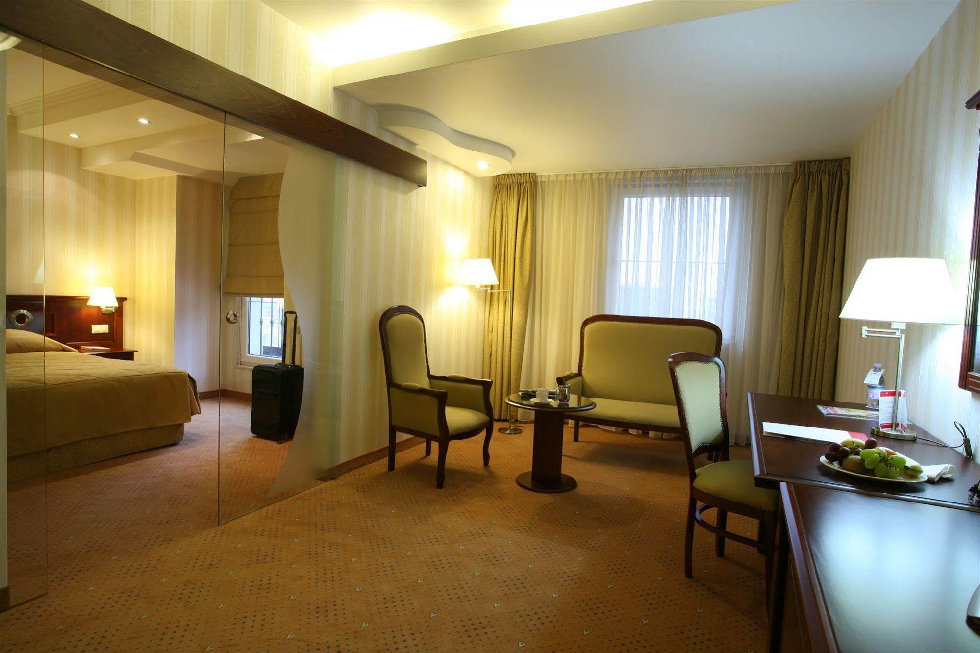 Ramada Hotel & Suites By Wyndham Bucharest North Værelse billede